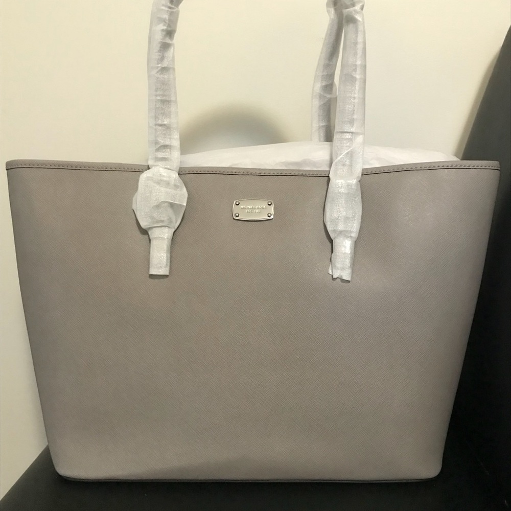 Michael Kors Large Saffiano Jet Set in Pearl Grey